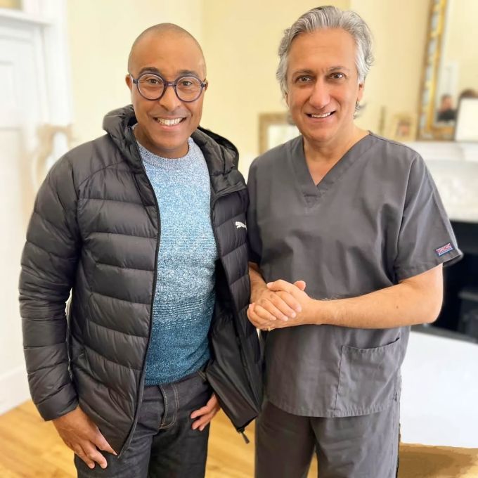 Dr. Aamer Khan (r.) mit einem Patienten. Aamer Khan