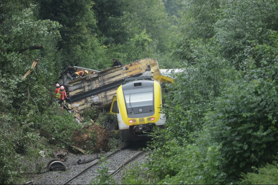 Die Unfallursache für das Entgleisen des Zuges war wohl ein durch Regen ausgelöster Erdrutsch.