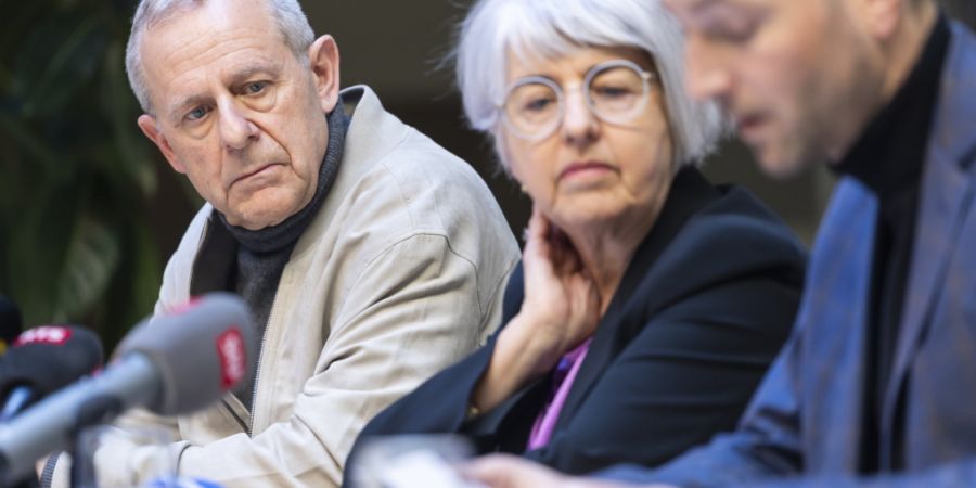 Gesundheitsministerin Elisabeth Baume-Schneider ist am Dienstag gemeinsam mit dem Walliser Spitaldirektor Eric Bonvin (links) und Staatsrat Mathias Reynard (rechts) vor die Medien getre...