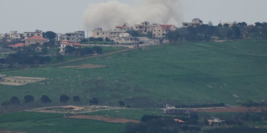 Rauch steigt nach israelischem Bombardement im Südlibanon auf. Foto: Ariel Schalit/AP/dpa