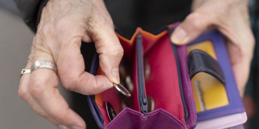 Beziehende von Ergänzungsleistungen, die in Heimen oder Spitälern wohnen, sollen im Kanton Basel-Stadt künftig mehr Geld erhalten. (Symbolbild)