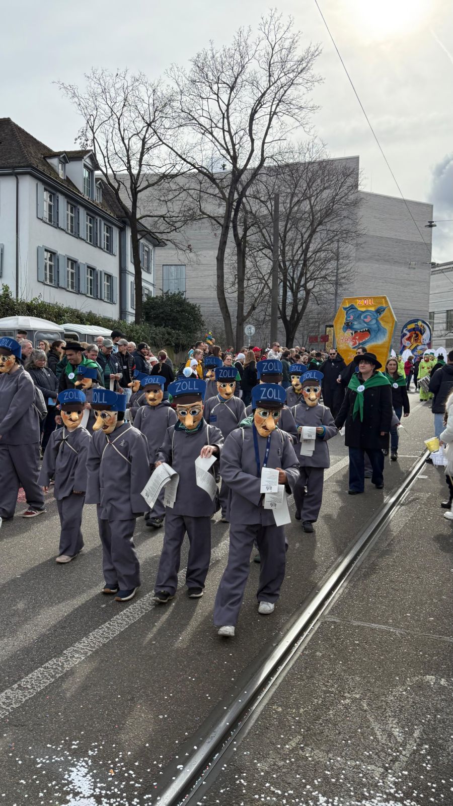 Tausende Fasnächtlerinnen und Fasnächtler präsentieren in ihren jeweiligen Gruppen ihre Sujets.