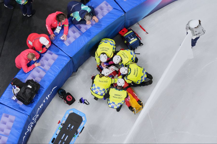 Auf dem Eis wird sie versorgt. Eine Wunde unter ihrem linken Auge blutet stark.