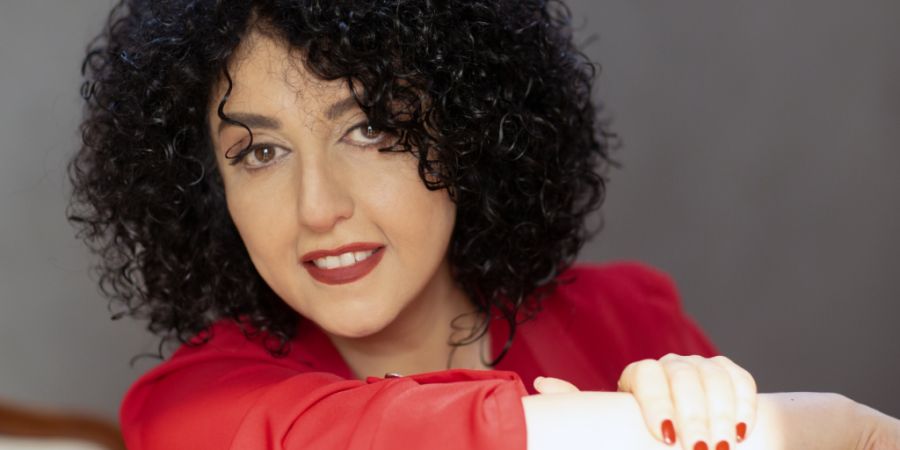 HANDOUT - Dieses am 02.05.2026 von der Narges-Mohammadi-Stiftung zur Verfügung gestellte Foto zeigt Narges Mohammadi, die am 9. Februar 2025 für ein Porträt posiert. Foto: Nooshin Ja...
