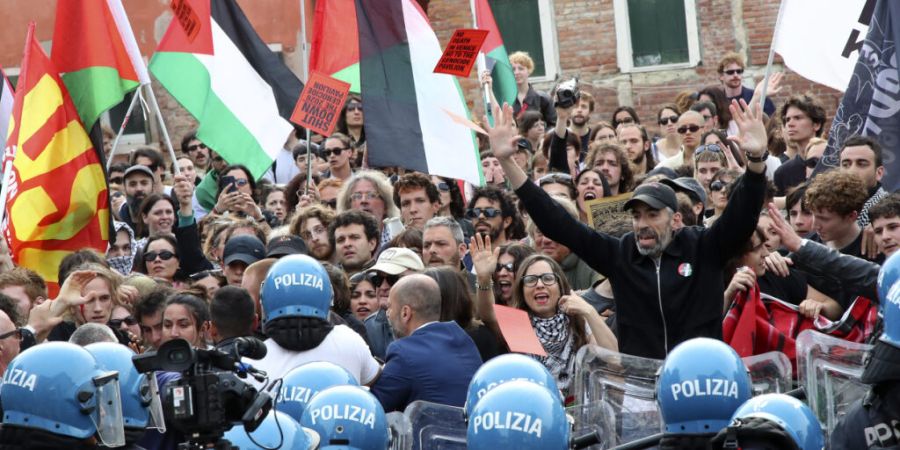 Menschen nehmen an einer Demonstration gegen die Anwesenheit des israelischen und des russischen Teilnehmer auf der Biennale von Venedig teil. Kurz vor Eröffnung der 61. Kunstbiennale ...