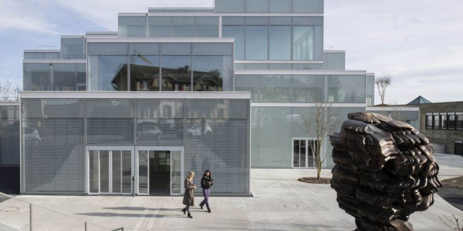 Das Lernzentrum «Square» ist Teil der HSG. Davor befindet sich die von Christen Sveaas gespendete Skulptur «Ourea» des britischen Künstlers Tony Cragg. (Archivbild)