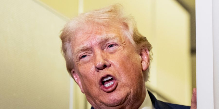 ARCHIV - US-Präsident Donald Trump spricht mit Reportern während des Fluges in der Air Force One auf dem Rückflug zur Joint Base Andrews, Maryland. Foto: Alex Brandon/AP/dpa