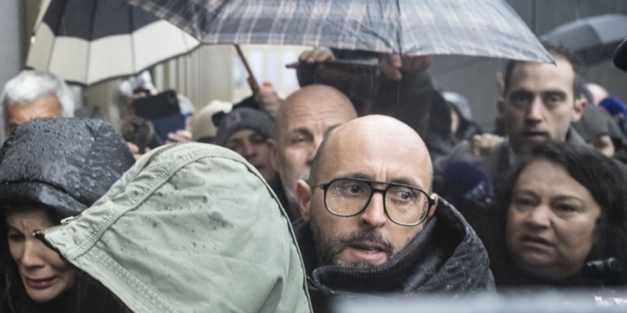 Jessica Moretti (vorne links), begleitet von ihrem Ehemann Jacques Moretti, wurde bei ihrer Ankunft auf dem Fachhochschul-Campus Energypolis in Sitten am Donnerstagmorgen ausgepfiffen.