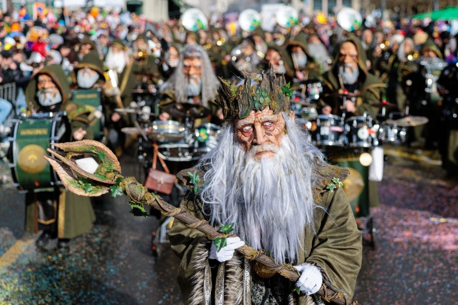 Während des Umzugs gab es auch politische Seitenhiebe.