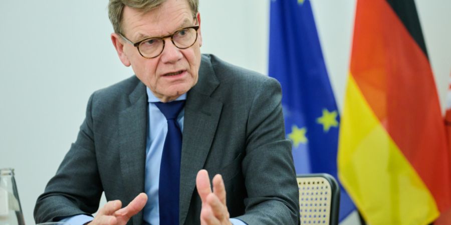 ARCHIV - Johann Wadephul (CDU), deutscher Außenminister, spricht während eines Interviews mit der dpa im Auswärtigen Amt. Foto: Annette Riedl/dpa