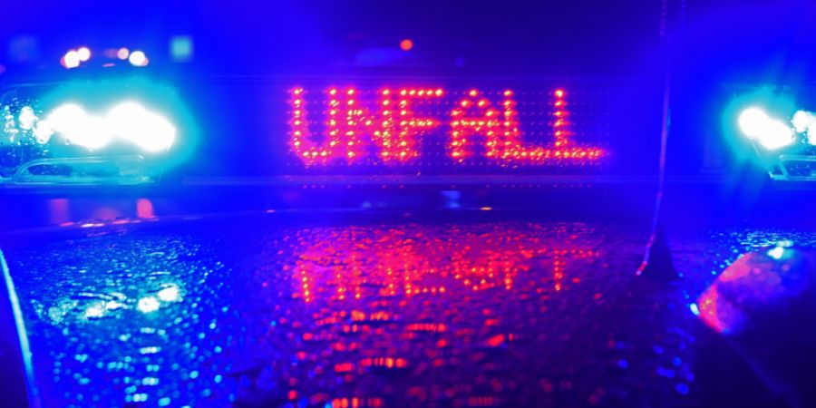 Bei einer Kollision zweier Autos auf der Forsthauskreuzung in Bern verletzten sich am Dienstag zwei Personen. (Symbolbild)