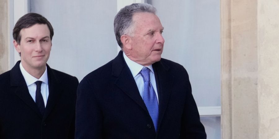 ARCHIV - Der Nahost-Beauftragte der Vereinigten Staaten Steve Witkoff (r.) und der US-Amerikaner Jared Kushner (r) kommen zu einem Treffen der «Koalition der Willigen» zur Ukraine im ...