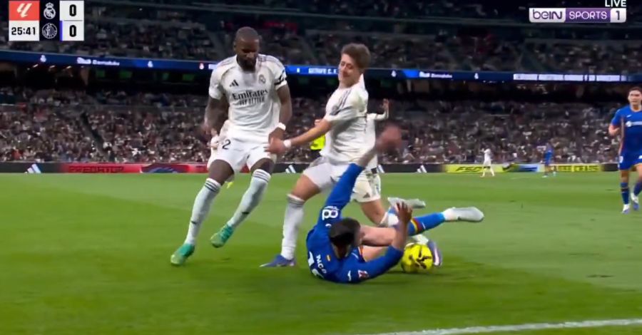 Getafe-Spieler Diego Rico geht in einem Zweikampf zu Boden.