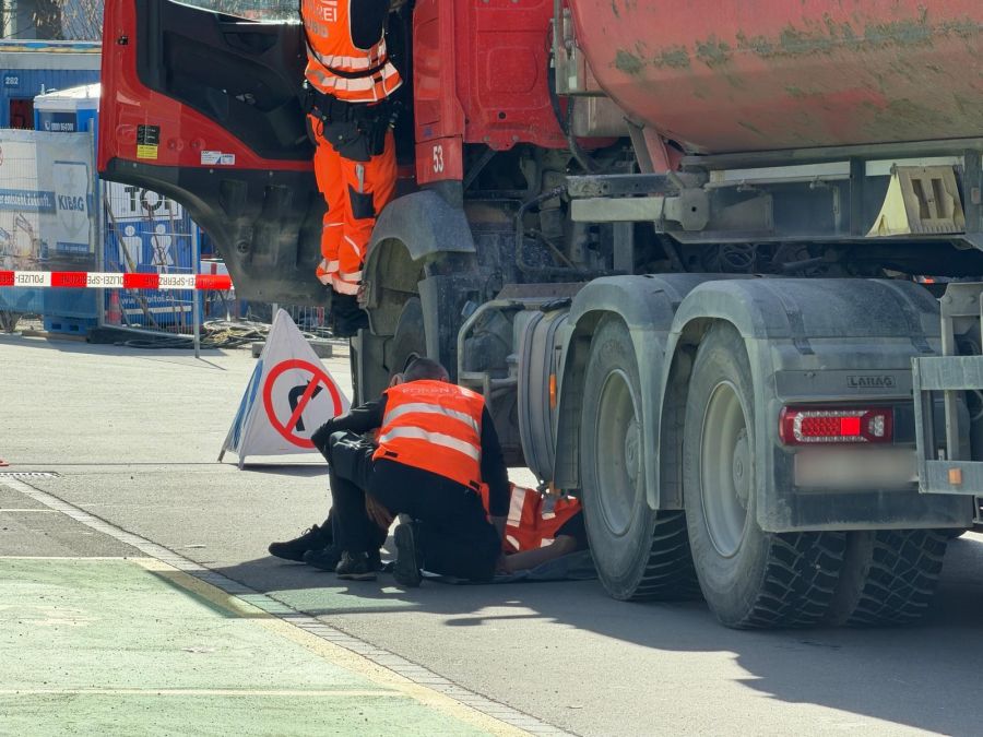 Die Forensiker untersuchen das Unfallfahrzeug.