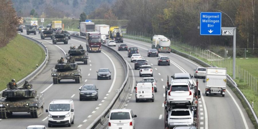 Das Aargauer Parlament will einen möglichst raschen Ausbau der Autobahn A1 auf sechs Spuren zwischen Aarau Ost und Birrfeld. (Archivbild)