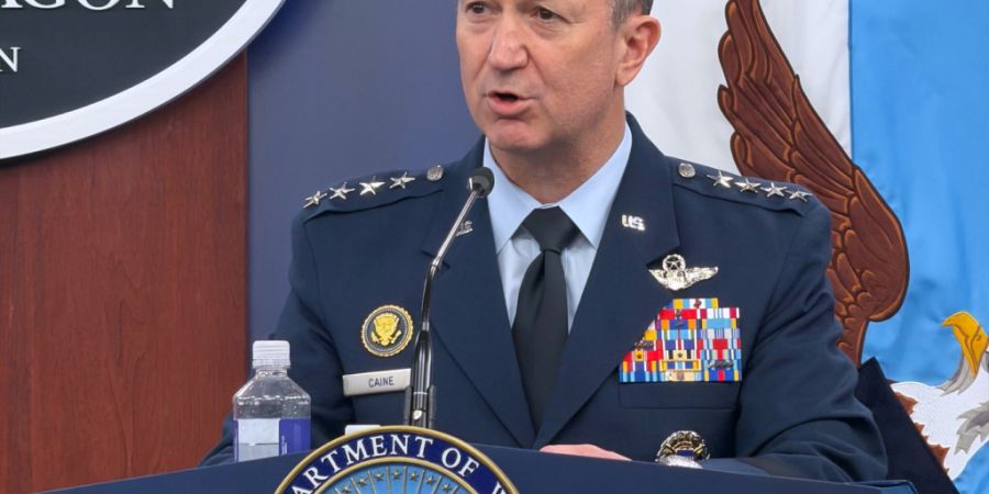 Der Generalstabschef der US-Streitkräfte, General Dan Caine, spricht während einer Pressekonferenz im Pentagon. Foto: Konstantin Toropin/AP/dpa