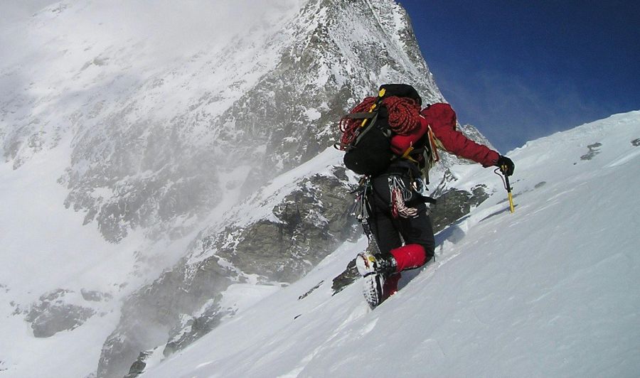 Ihm wird vorgeworfen, für den Tod seiner weniger erfahrenen und schlecht ausgerüsteten Freundin verantwortlich zu sein.