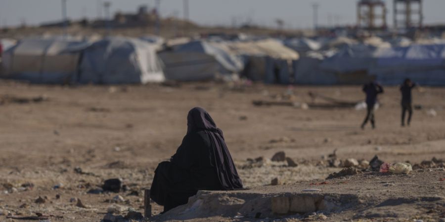 ARCHIV - Eine Frau sitzt im Lager al-Hol im Nordosten Syriens. Foto: Bernat Armangue/AP/dpa/Archivbild