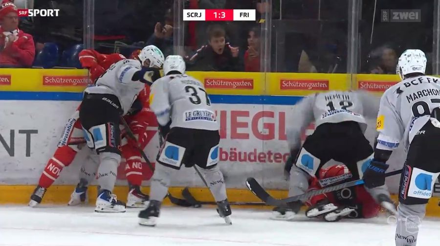 Nur Sekunden später setzt Nemeth nach und verteilt einen zweiten Crosscheck – die Schiedsrichter greifen durch.