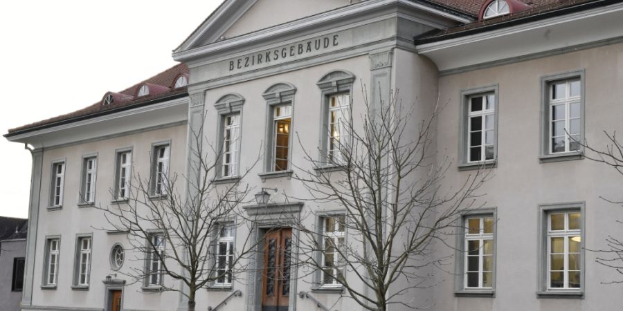 Das Bezirksgericht Bülach verurteilte am Donnerstag einen 23-jährigen Brasilianer und einen 30-jährigen Schweizer wegen mehrfachen bandenmässigen Raubs. (Symbolbild)