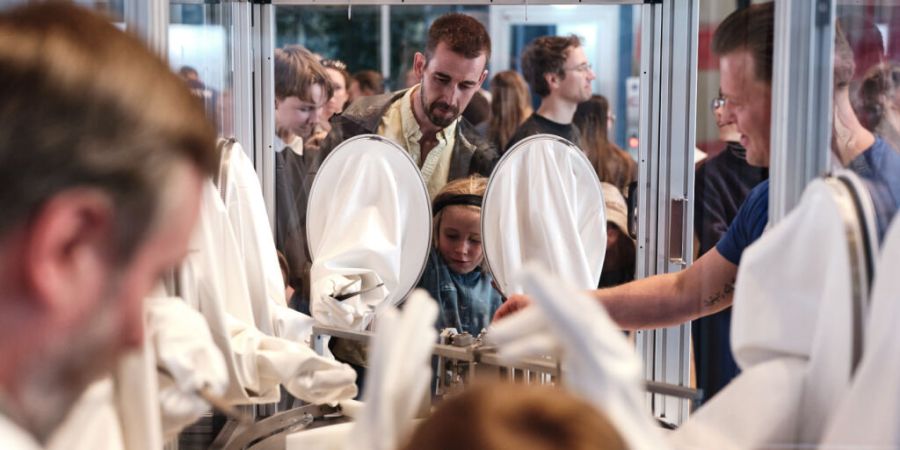 Die Basler Industrienacht lockte so viele Gäste an wie noch nie zuvor. Unter anderem gab es Führungen durch die Roche-Labore.