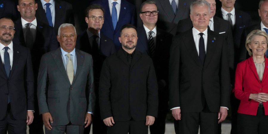 Teilnehmer des EU-Gipfels posieren für ein Foto. Foto: Petros Karadjias/AP/dpa