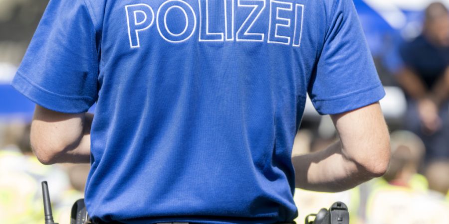 Die Luzerner Polizei hat unter Mithilfe eines Diensthundes in der Nacht auf Mittwoch drei mutmassliche Diebe festgenommen. (Symbolbild)