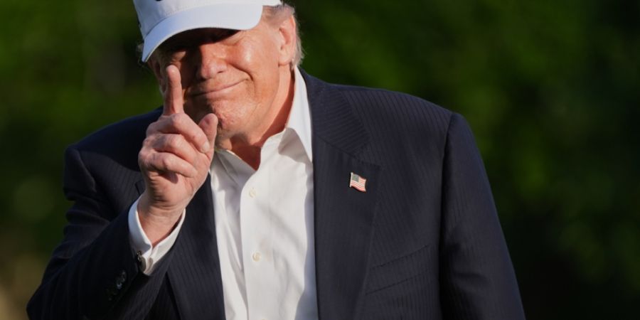 dpatopbilder - Präsident Donald Trump geht über den Südrasen des Weißen Hauses nachdem er aus Peking zurückgekehrt ist. Foto: Jacquelyn Martin/AP/dpa