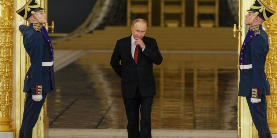 Wladimir Putin, Präsident von Russland, betritt den Alexandersaal des Großen Kremlpalastes. Foto: Ramil Sitdikov/Pool Reuters/AP/dpa