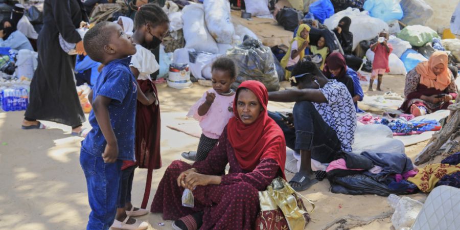 ARCHIV - Sudanesische Flüchtlinge, von denen viele vor dem Konflikt im Sudan geflohen sind, protestieren vor dem UNHCR-Büro in Tripolis und fordern Hilfe und Rückführung. Foto: Yous...