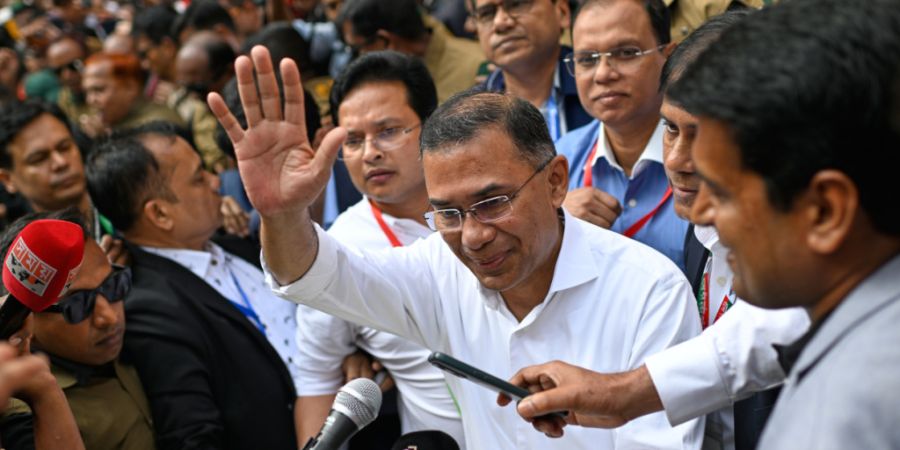 ARCHIV - Der Vorsitzende der Bangladesh Nationalist Party, Tarique Rahman, winkt nach der Stimmabgabe bei den nationalen Parlamentswahlen in Dhaka, Bangladesch. Am 17.2. wurde Rahman al...