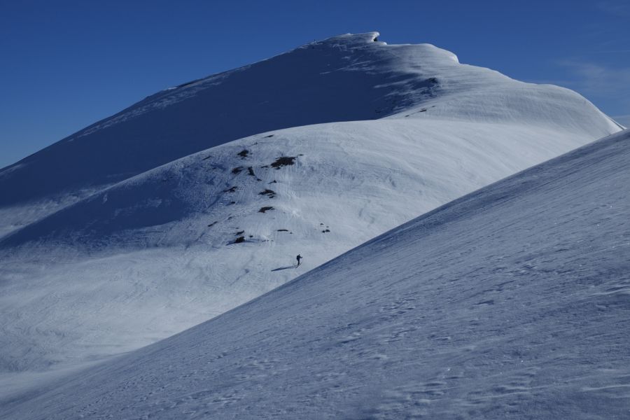 Diese bestünde aus «grobkörnigem, ‹griesigem› Schnee», dessen Kristalle kaum miteinander verbunden seien.