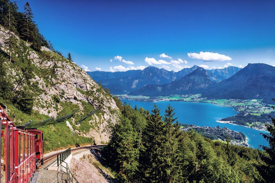 Die Zahnradbad fährt Sie auf den Schafberg – mit Blick auf den über dem Wolfgangsee.