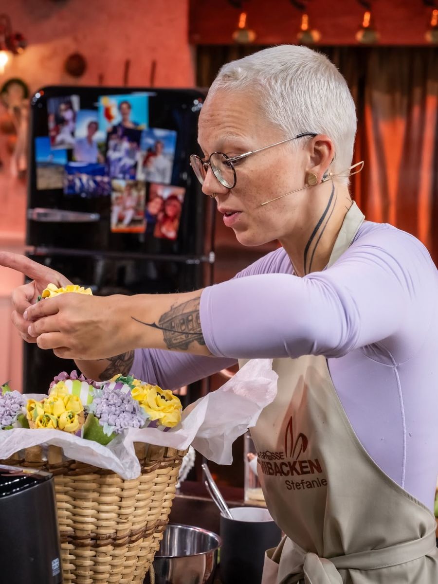 Konzentriert bis ins Detail: In der Sat.1-Backstube feilt Stefanie Heinzmann am Cupcake-Blumenstrauss.