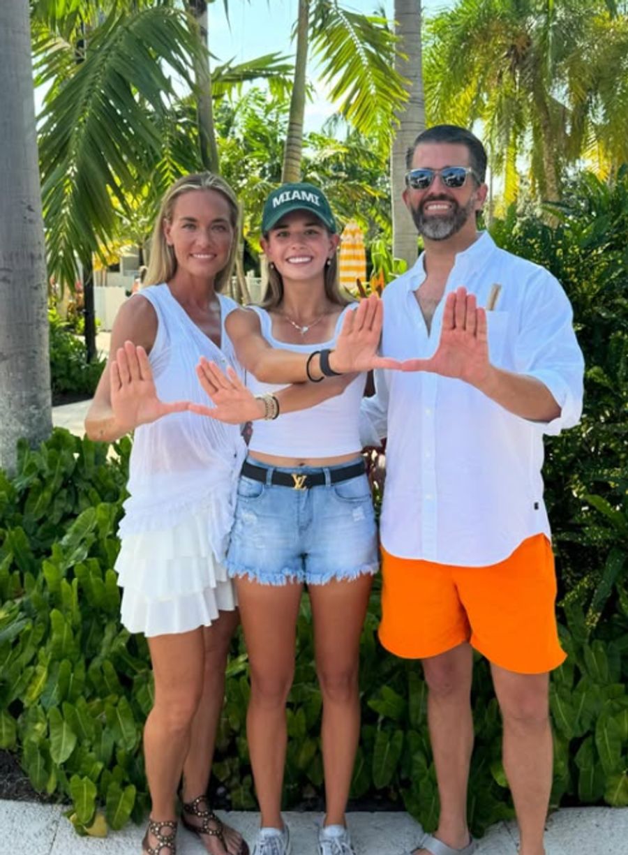 Zurzeit studiert sie in Miami. Kai mit ihren Eltern Donald Trump Jr. und Vanessa Trump.