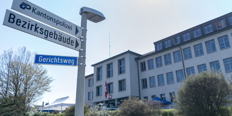 Drei Landschaftsgärtner müssen sich am Mittwoch vor dem Bezirksgericht Horgen wegen des Tods eines Bauarbeiters verantworten. (Archivbild)