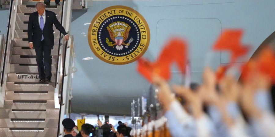 US-Präsident Donald Trump kommt in Peking an. Foto: Mark Schiefelbein/AP/dpa