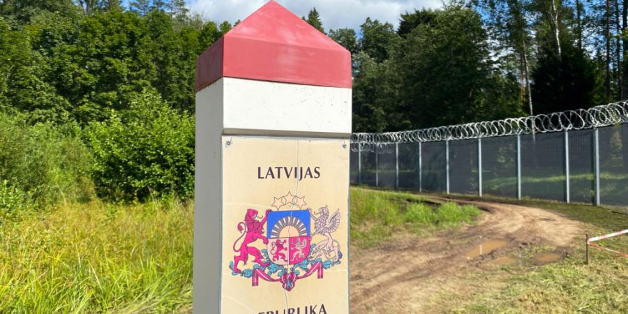 ARCHIV - Ein Grenzpfeiler mit der Aufschrift «Republik Lettland» steht beim Besuch des lettischen Staatspräsidenten Rinkevics an der lettischen Grenze zu Russland. Foto: Alexander We...