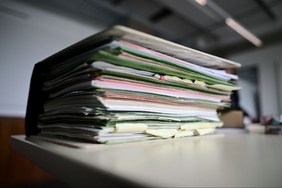 Vor einem Finanzamt in Eggenfelden (D) fand man vergangenen Freitag ein Holzgestell mit dem Nazi-Spruch «Arbeit macht frei».