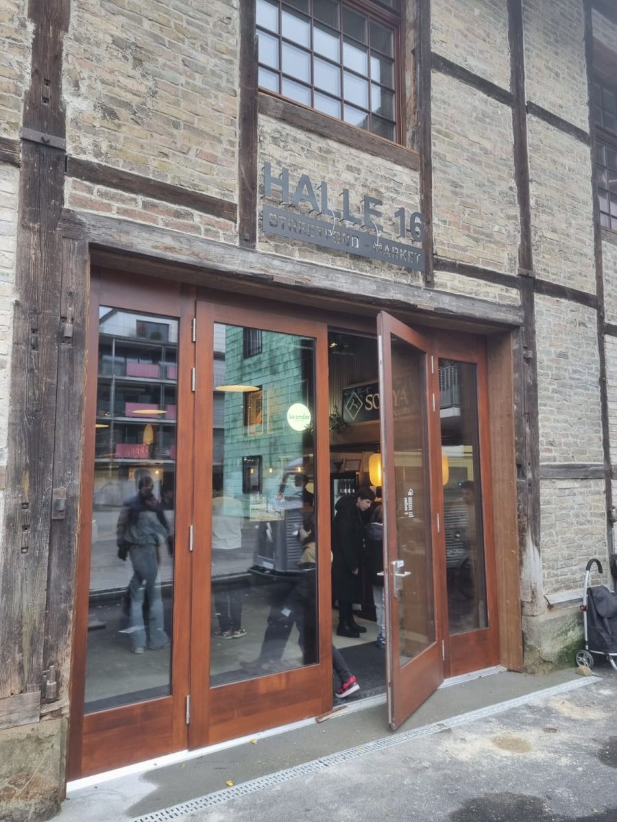 Am Valentinstag hat an der Fabrikstrasse im Berner Quartier Länggasse der Street Food Markt Halle 16 eröffnet.