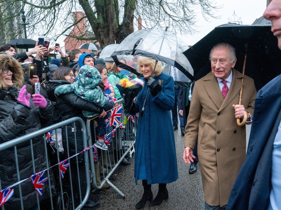 King Charles und seine Camilla waren am 5. Februar zu einem Termin im britischen Dedham in Essex – und trafen dabei auf zahlreiche gut gelaunte Zuschauer.