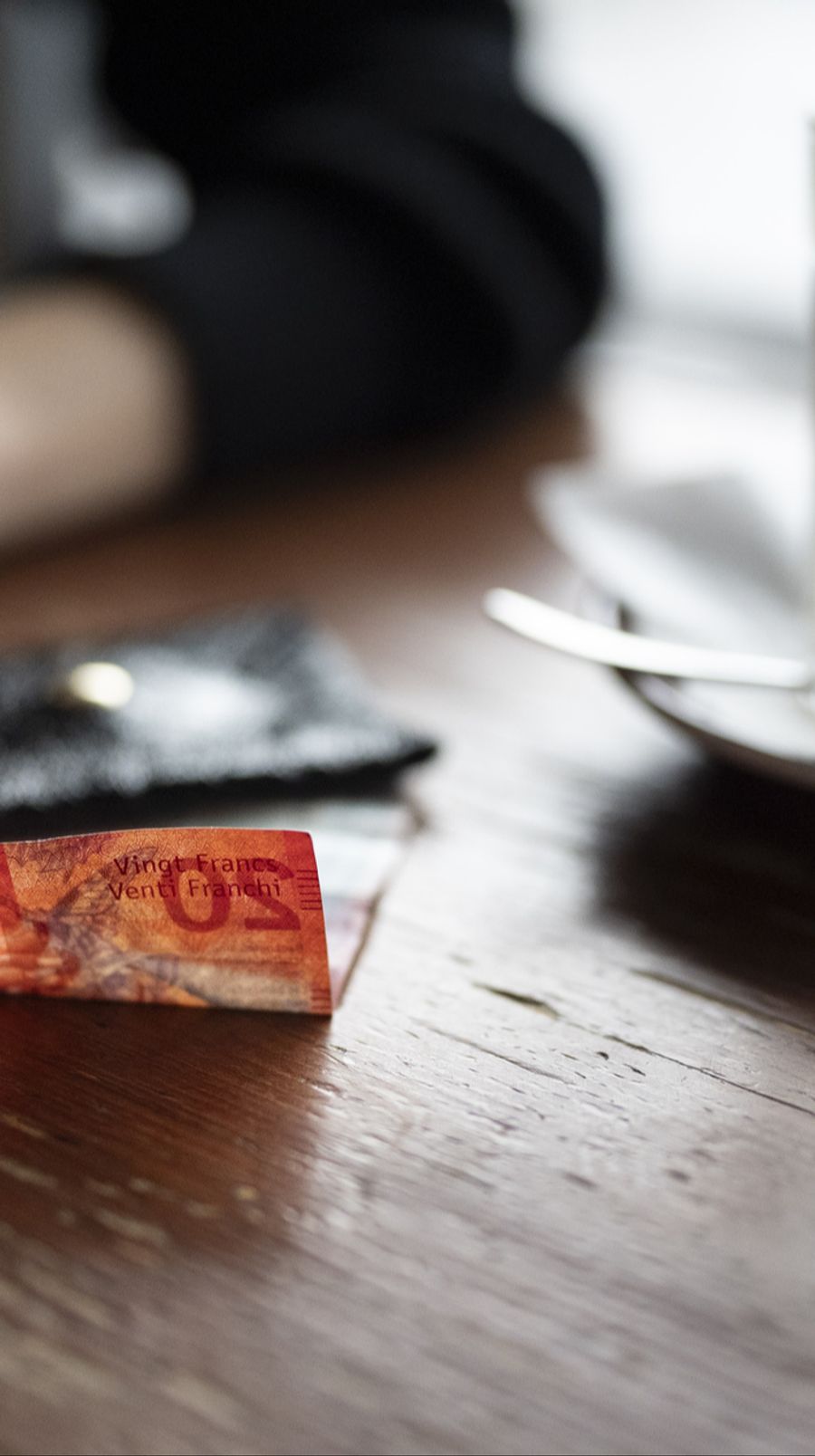 Emilia gibt ihr das Trinkgeld, das sie in den letzten zwei Tagen erhalten hat.