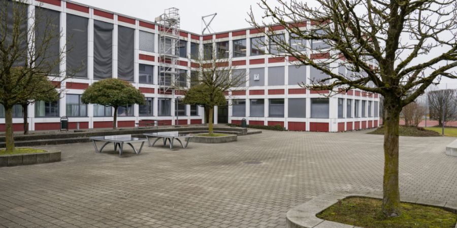 Beim Hauptgebäude der Kantonsschule Reussbühl aus dem Jahr 1970 soll ab 2028 ein Neubau entstehen.