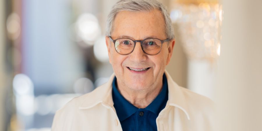 PRODUKTION - Jan Hofer steht bei einem Pressetermin im Grandhotel Schloss Bensberg. (zu dpa: «Jan Hofer stürzt bei Glatteis - ironisches Danke an den Nabu») Foto: Rolf Vennenbernd/dpa