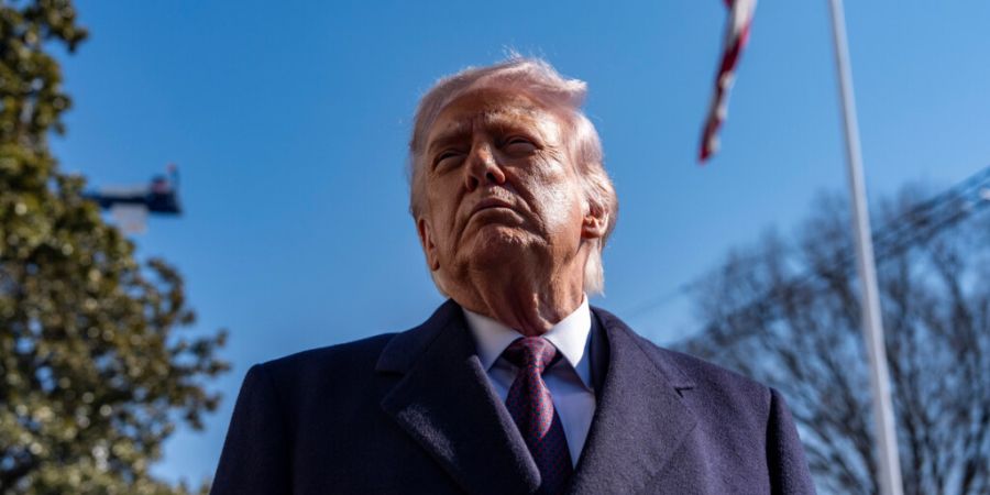 US-Präsident Donald Trump spricht mit Journalisten bevor er mit Marine One vom South Lawn des Weißen Hauses abfliegt. Foto: Alex Brandon/AP/dpa