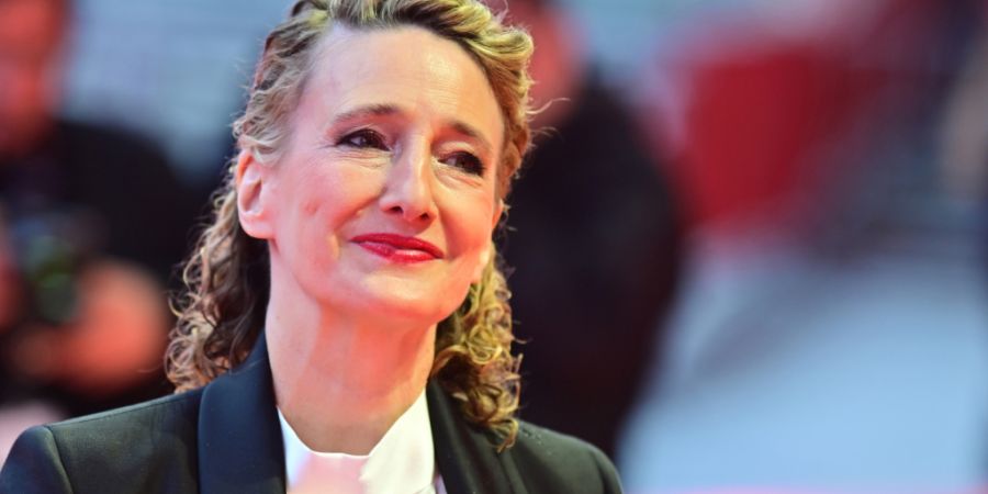 ARCHIV - Festivalchefin Tricia Tuttle steht bei der Ankunft zur Preisverleihung der Berlinale auf dem Roten Teppich vor dem Berlinale Palast. Foto: Sebastian Christoph Gollnow/dpa
