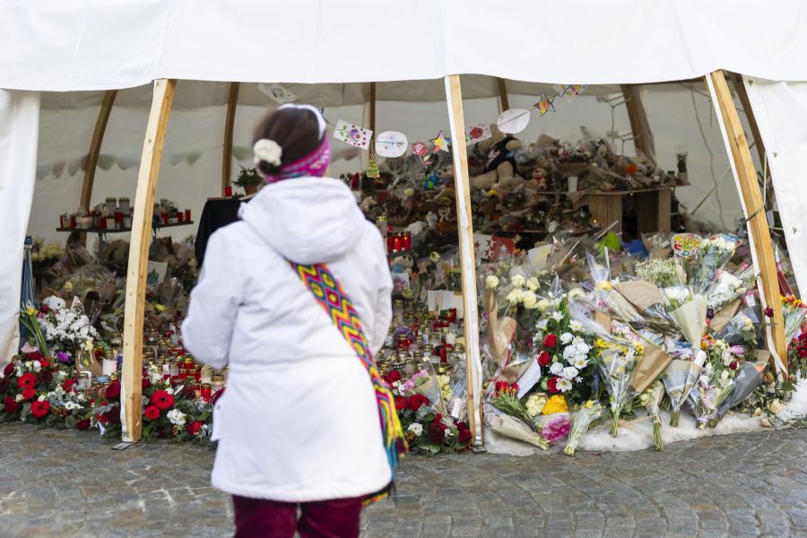 Die Teilnahme am Kurs ist für Brandschutzbeauftragte obligatorisch, eine Absenz wird grundsätzlich nicht toleriert. (Im Bild: Blumen und Kerzen am 14. Januar in Crans-Montana)