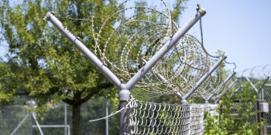 Der bernische Grosse Rat diskutiert, was er gegen die übervollen Gefängnisse unternehmen will. (Symbolbild)