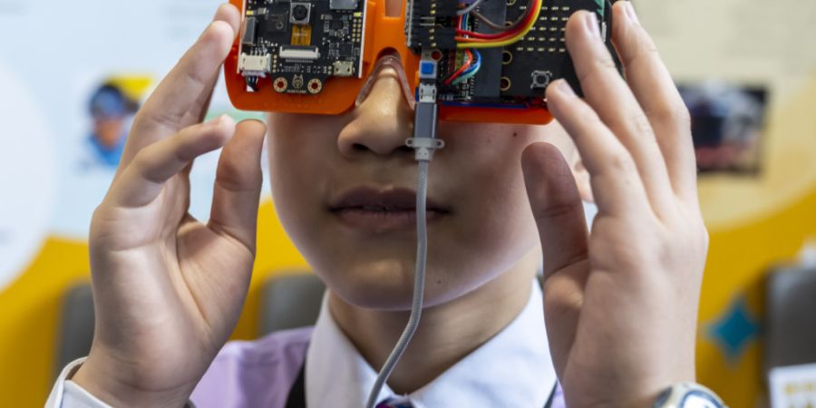 Yik Him Ho aus Hongkong hat eine Brille entwickelt, die Gegenstände erkennt und in Sprachhinweise übersetzt.