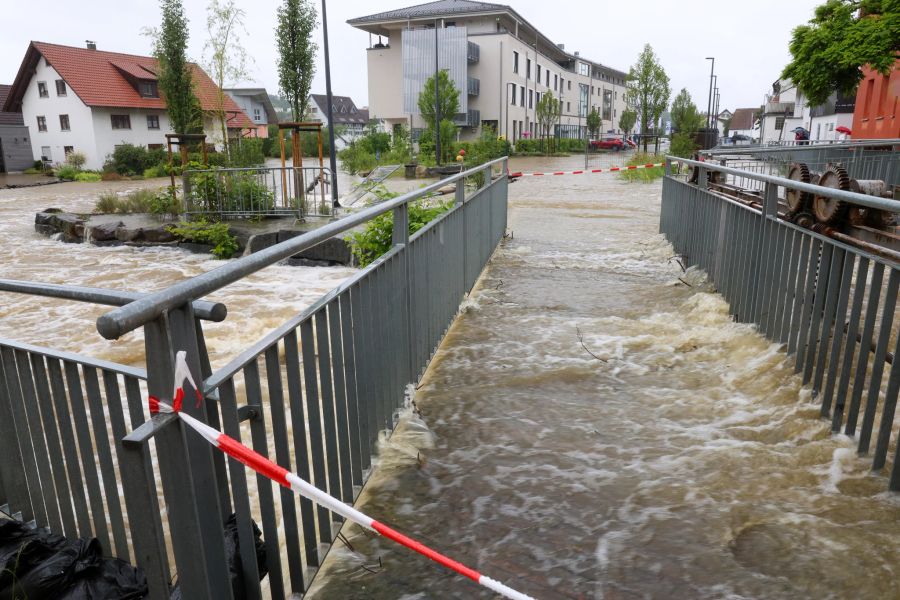 01.06.2024, Baden-Württemberg, Ochsenhausen: Absperrbänder sind an einer Fussgängerbrücke in der Innenstadt von Ochsenhausen angebracht.